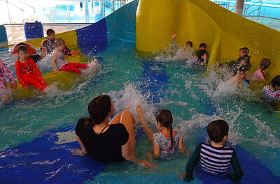 Kinder spielen im Schwimmbad