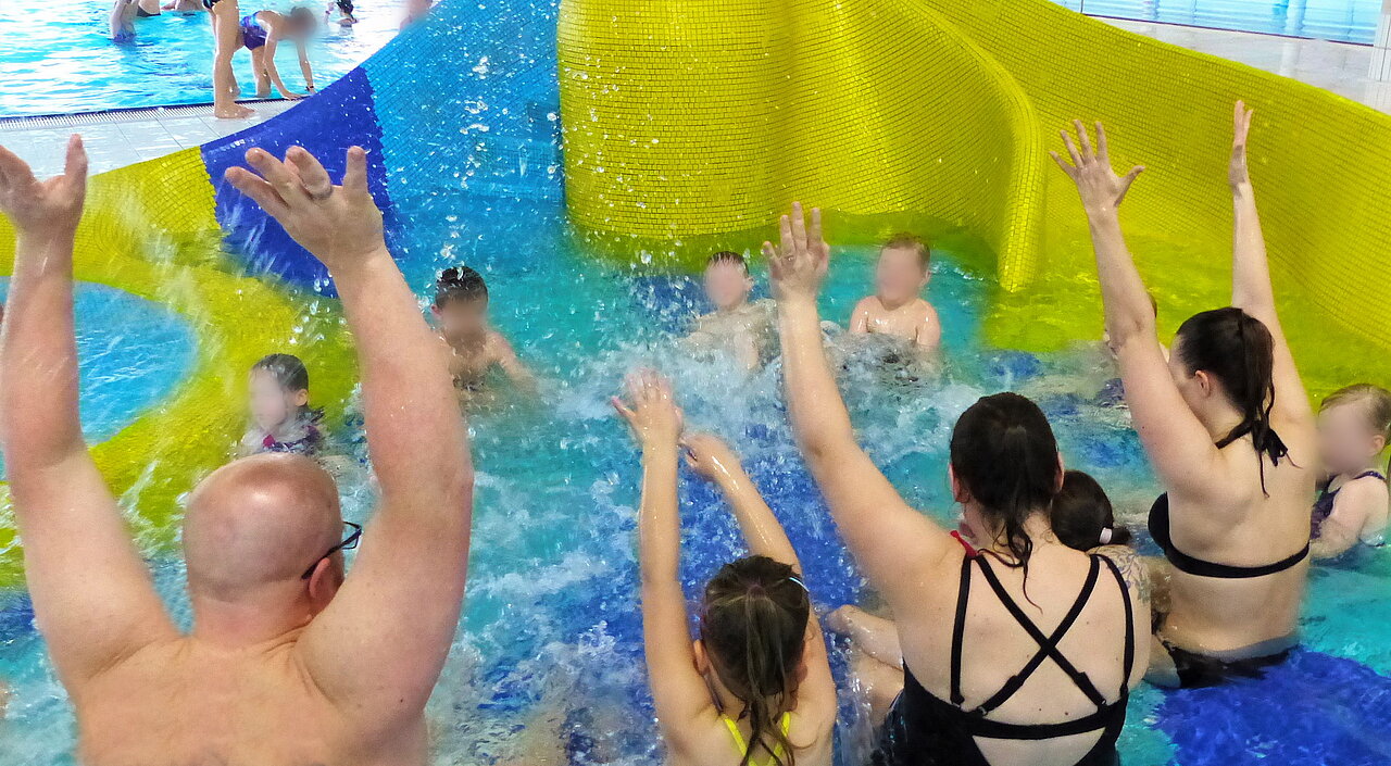 Kinder spielen im Schwimmbad